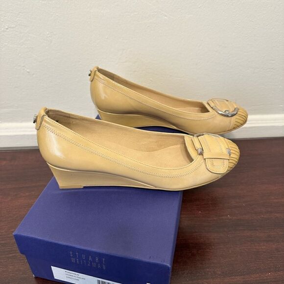 STUART WEITZMAN  sz 7,5 Patent Leather Wedge Heels Front Buckle Scrunch Toe - Picture 3 of 13